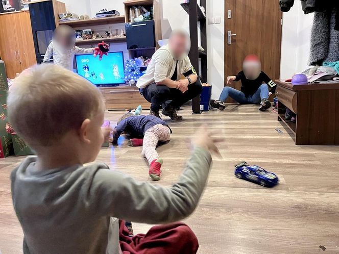 Samotnie wychowuje siedmioro dzieci! Takiego prezentu od policjantów się nie spodziewał