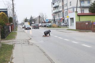 Dramat w Markach. Chodnik, po którym nie da się bezpiecznie chodzić