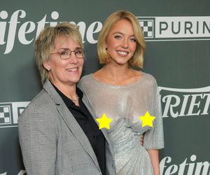 Sydney Sweeney bez stanika w prześwitującej sukience. Pokazała za dużo! Pozowała do zdjęć z legendą boksu