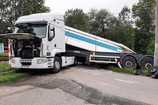 Zderzenie pociągu z ciężarówką na przejeździe kolejowym w Przesławicach