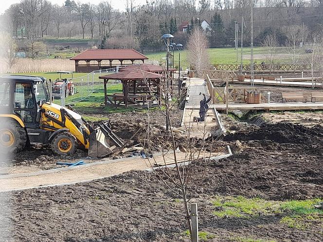 Ma być światowo, na razie jest błoto. Jedyne takie miejsce powstaje pod Olsztynem