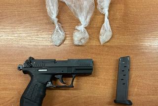 Policyjni wywiadowcy zatrzymali 24-latka. Nielegalnie posiadał broń i narkotyki