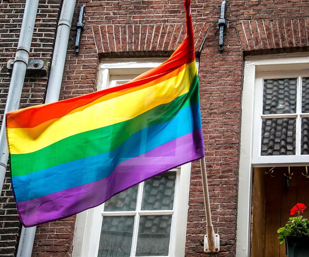 Kraków: zerwali flagę LGBT+. Są poszukiwani