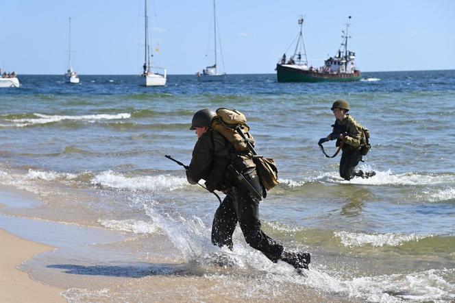 Turyści usłyszeli strzały, a czołgi wjechały na plaże. Zobaczcie zdjęcia z finałowej inscenizacji „Lądowanie na plaży”!