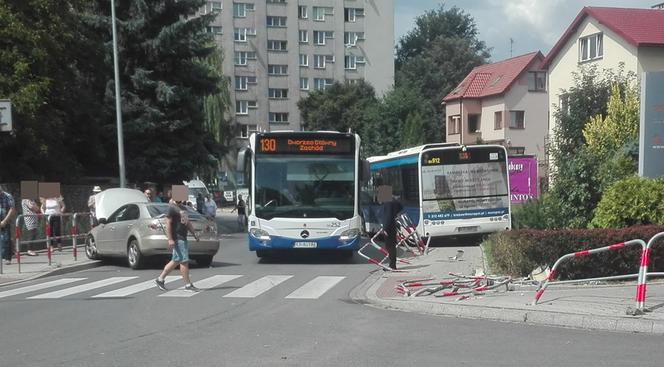 Zderzenie autobusu MPK z samochodem na Azorach