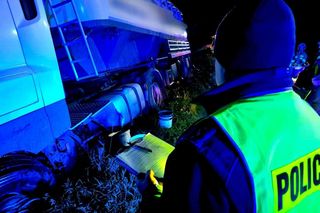 Czołowe zderzenie osobówki z ciężarówką. Kierowca toyoty nie miał szans