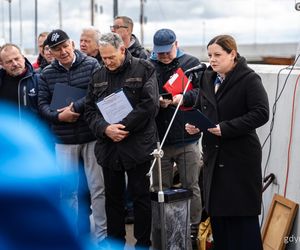 Tablica upamiętniająca Bohdana Sienkiewicza na Alei Żeglarzy w Gdyni