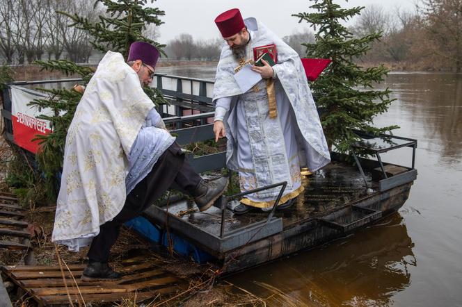 Księża trzykrotnie zanurzyli krzyż w Bugu. W Sławatyczach obchodzono Święto Jordanu