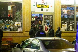 Akcja policji w warszawskim klubie. Zabrali nawet wódkę. 70 chłopa okrada nam chłodnię [ZDJĘCIA]