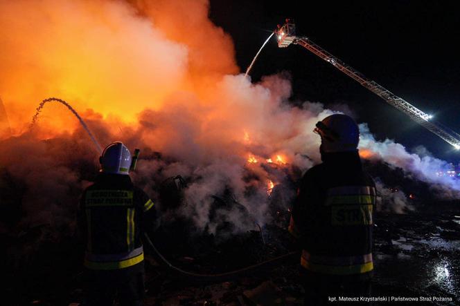 Ogromny pożar w Koniecpolu. Dogaszanie może potrwać kilka godzin