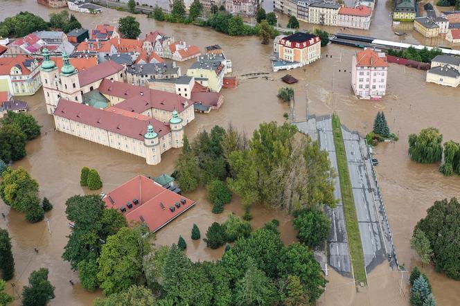 Dynamiczna sytuacja powodziowa. Rzeka Nysa Kłodzka zalała Kłodzko, 15 bm