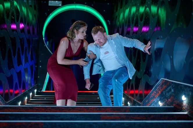 Na Wspólnej, odcinek 4085. Daniel (Michał Tomala), pracownica (Klaudia Kulinicz)