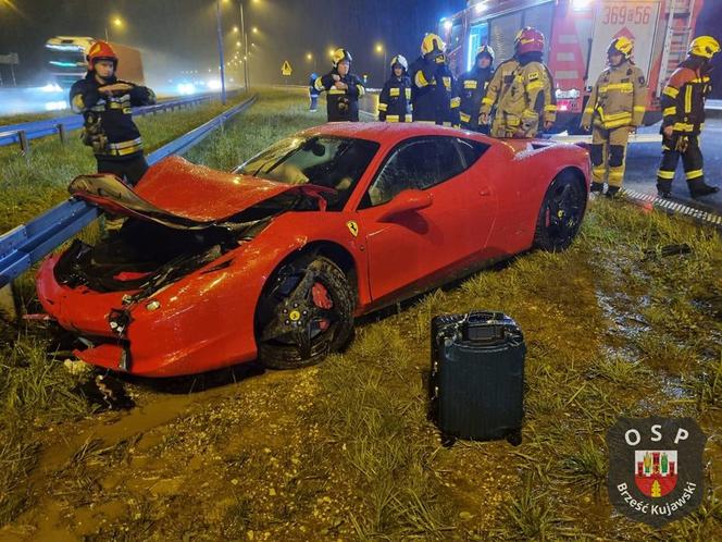 Czerwone ferrari roztrzaskało się na barierkach! Wypadek na A1 w Pikutkowie