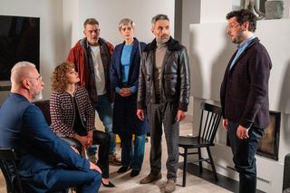 Na sygnale, odc. 722. Wanda (Anna Lemieszek), Anna Reiter (Lea Oleksiak), Wiktor Banach (Wojciech Kuliński), Benio (Hubert Jarczak), Dobromir Lisicki (Kamil Błoch), Romuald Lisicki (Paweł Lipnicki) - ojciec Wandy