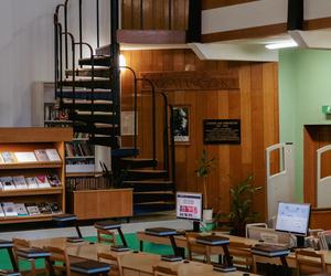 Biblioteka Uniwersytetu Opolskiego - zdjęcia. Zobacz zachowane wnętrza z lat 70.