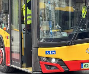 Koszmarny wypadek przy palmie. Autobus przejechał pieszą, a ulicą polała się krew