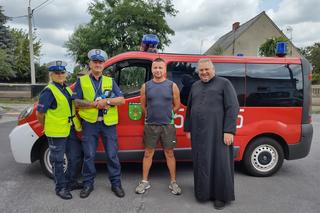 Ksiądz razem z drogówką zatrzymywał kierowców. Tego jeszcze nie widzieli [ZDJĘCIA]