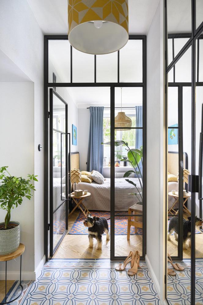 Mieszkanie 45 m² po wielkiej metamorfozie – przedpokój w szkle i lustrach
