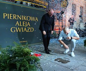 Mirosław Ziętarski z Katarzynką w Piernikowej Alei Gwiazd