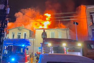 Groźny pożar w Falenicy. Strażacy walczyli z ogniem całą noc. Jedna osoba poszkodowana