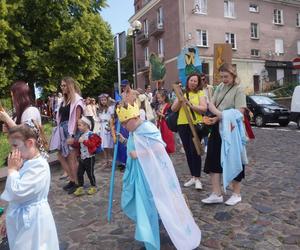 Dni Bajki 2024. W centrum Olsztyna zrobiło się bajkowo. Dzieci przejęły władzę nad miastem [ZDJĘCIA]