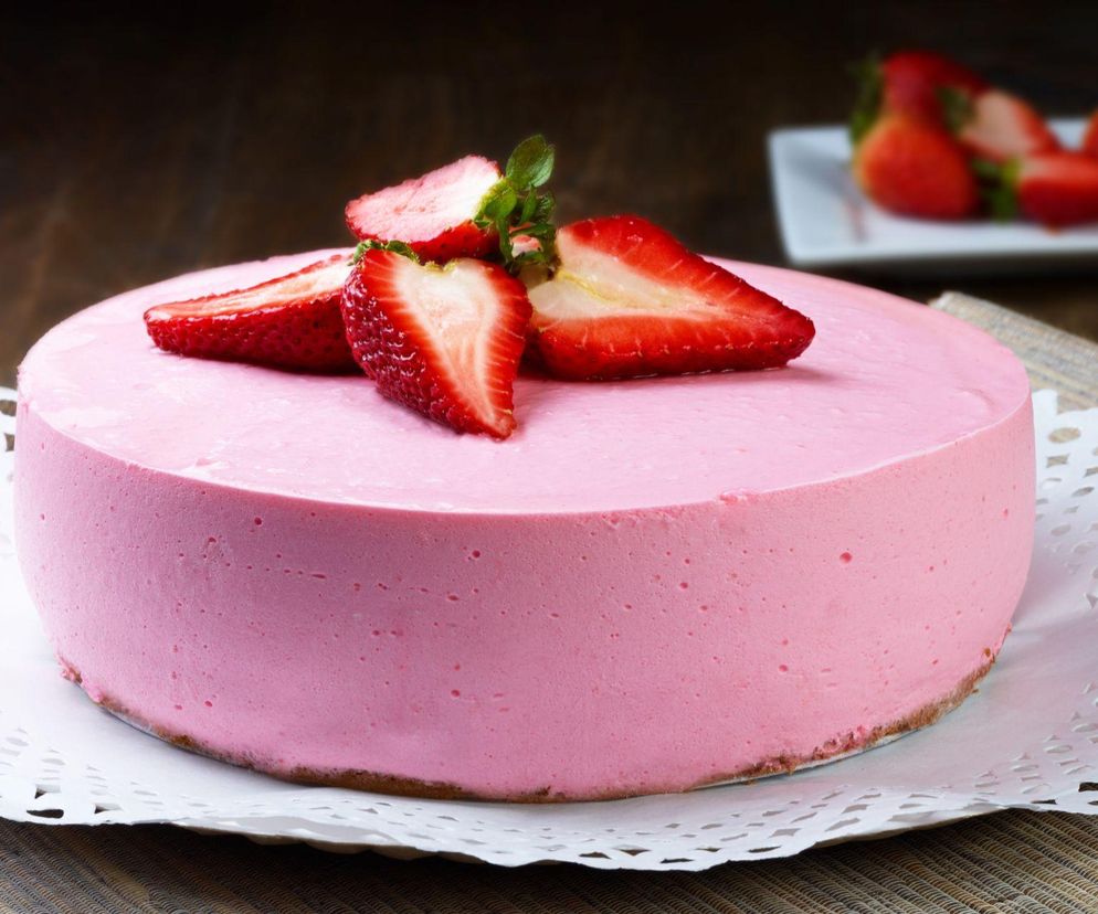 Sernik Barbie bez pieczenia. Proste różowe ciasto podbija internet i podniebienia