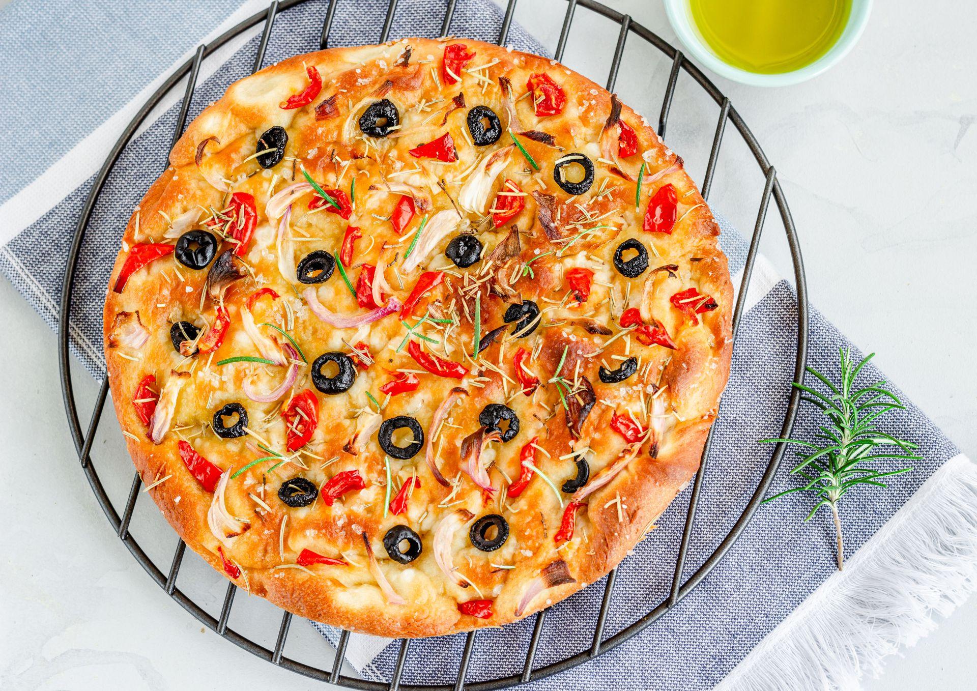 Pizza bez drożdży i wyrastania. Jak zrobić proszkowe ciasto na pizzę? Beszamel.pl