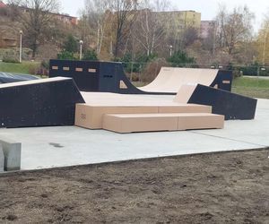 Skate Park Starachowice. Większość urządzeń już zamontowano