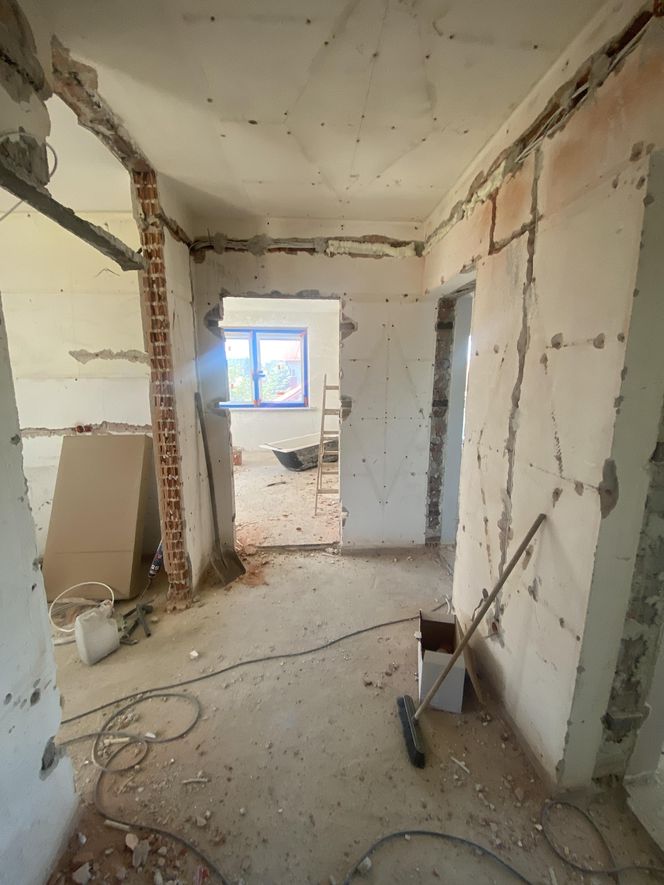 Metamorfoza przedpokoju w domu z lat 90.