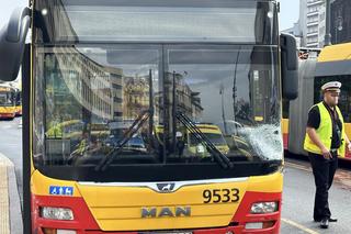 Koszmarny wypadek na placu Trzech Krzyży. Osobówką jechała znana aktorka z polskiego serialu. Była zakleszczona w środku pojazdu!