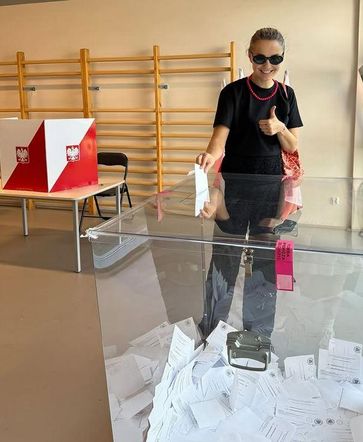 Wybory 2025: Małgorzata Socha w czerwonych koralach