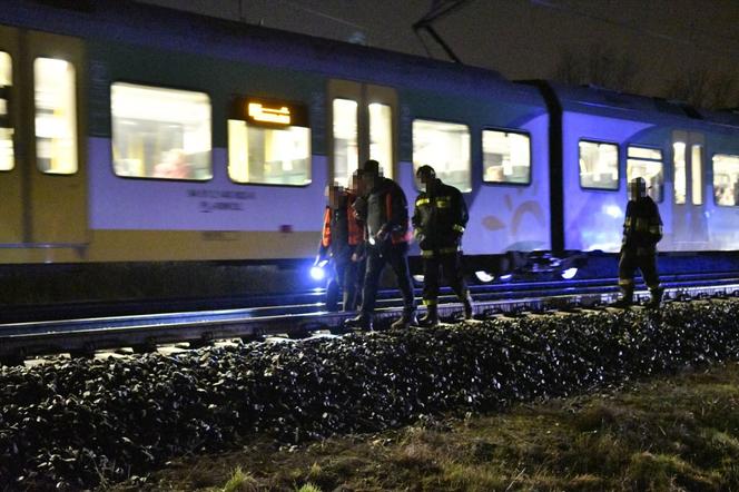 Pociąg Kolei Mazowieckich potrącił 22-latka w Warszawie. Młody mężczyzna cudem uniknął śmierci