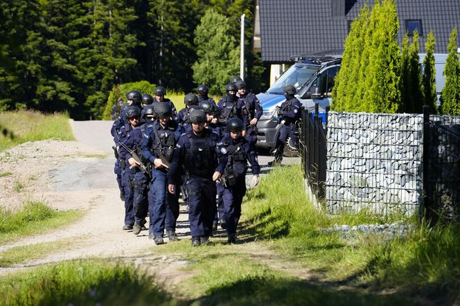 Nowy komunikat policji po obławie w Starej Wsi. Tak odpowiadają na zarzuty