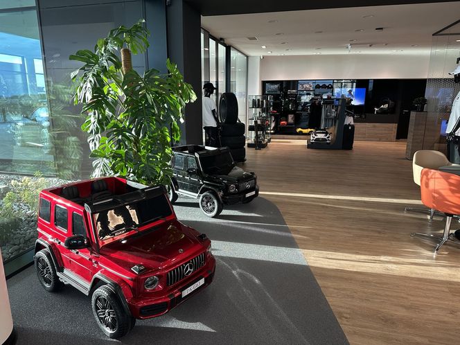 Przyszłość motoryzacji w zasięgu ręki – najnowocześniejszy salon Duda-Cars pod Lesznem już otwarty!