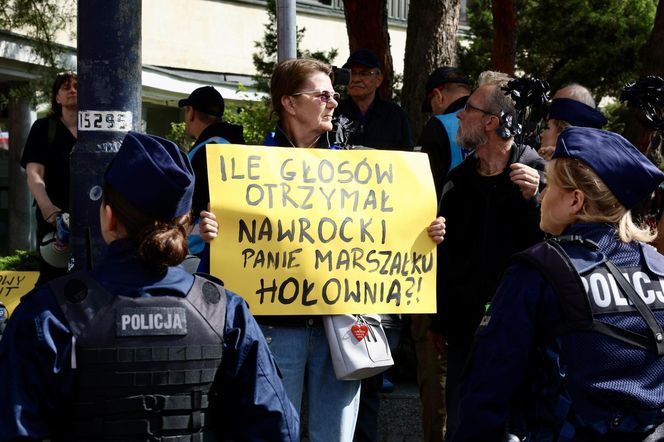 Banery na powitanie Nawrockiego 