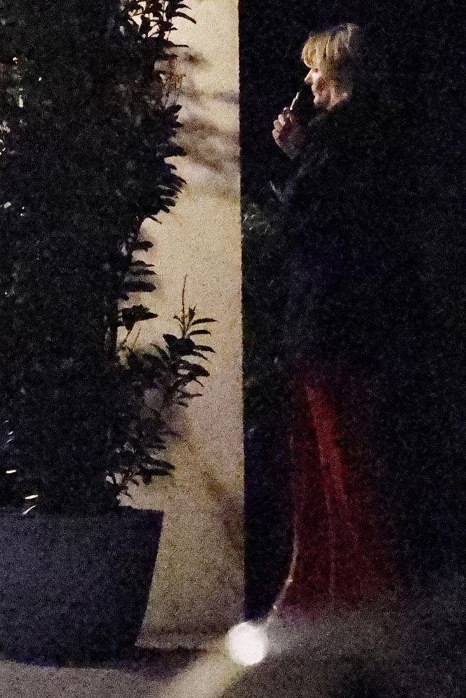 Anna Lewandowska w nocy pali elektryczne papierosy