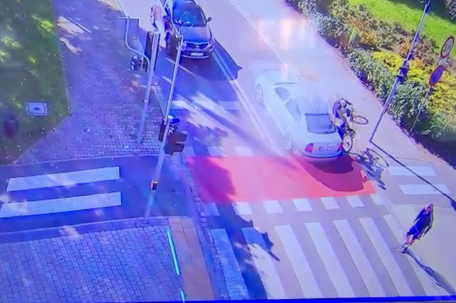 Niebezpieczne potrącenie rowerzysty w Lubinie. Zdarzenie zarejestrowała kamera monitoringu [NAGRANIE]