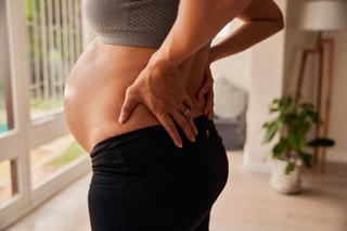 Ból pleców to ciążowa codzienność. Przedstawiamy 11 sposobów, jak sobie z nim radzić
