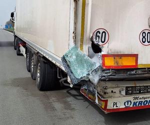 Potężny SUW roztrzaskał się o przyczepę ciężarówki. Co z kierowcą? 