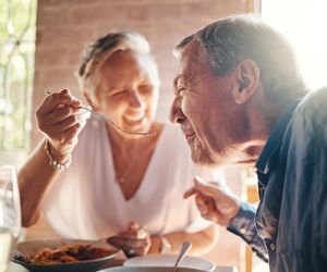 Opóźnia starzenie, a to tylko początek korzyści. Ta dieta udaje post
