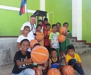 Bydgoszczanin pomaga dzieciom z Filipin. Jedne mieszkają w domach na palach na oceanie, inne na cmentarzu