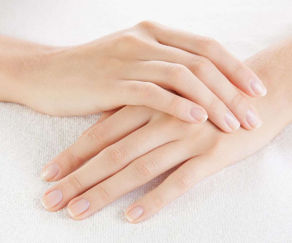 Paznokcie są unerwione, dlatego przytrzaśnięcie ich drzwiami tak bardzo boli.