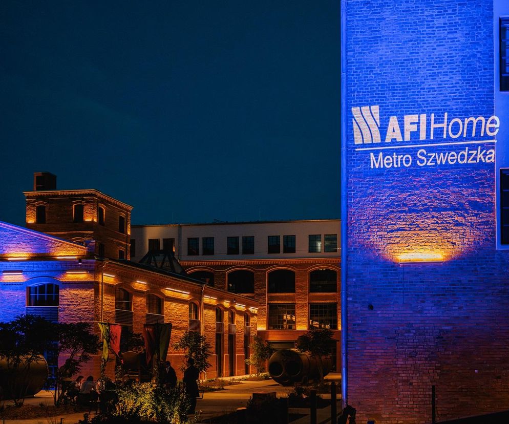 Zrewitalizowany kompleks BOHEMA – Strefa Praga z ceglanymi budynkami, w tym AFI Home Metro Szwedzka, w nocnym ujęciu, z fasadami podświetlonymi na niebiesko i pomarańczowo, tworzy klimatyczną przestrzeń. Dowiedz się więcej o tym projekcie na Architektura Murator Plus.