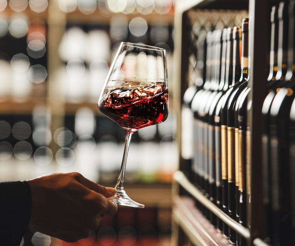 Czerwone czy białe wino. Które lepiej wybrać, by zminimalizować ryzyko raka?