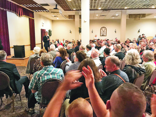 Biskupi przepędzili posła