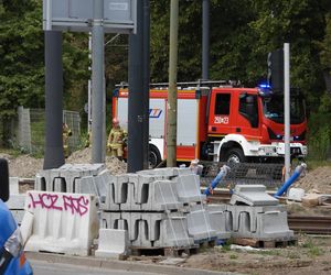 Śmiertelnie niebezpieczne znalezisko na budowie. Wstrzymany ruch pociągów i autobusów