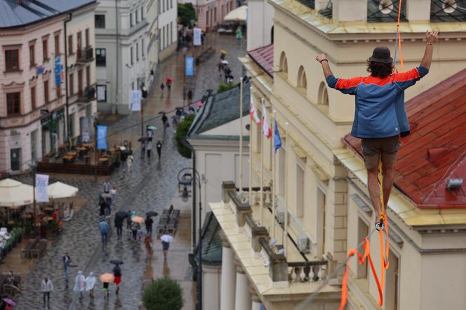   Urban Highline Festival 2023 w Lublinie. Slacklinerzy robią cuda na linach!