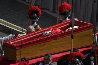 Trumna z ciałem papieża zostanie zamknięta! Komunikat z Watykanu