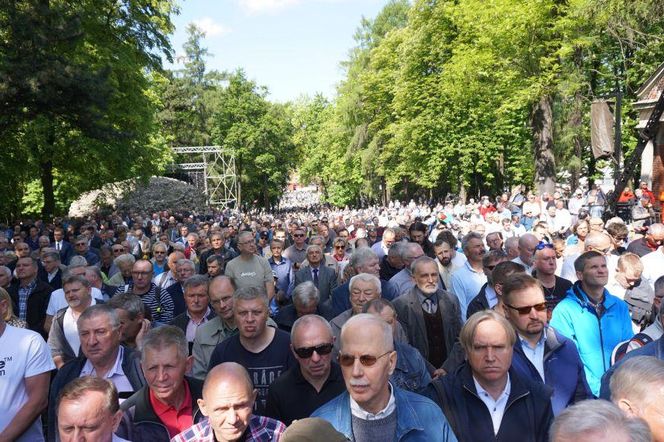 Mężczyźni pielgrzymowali do Piekar Śląskich. Tysiące wiernych