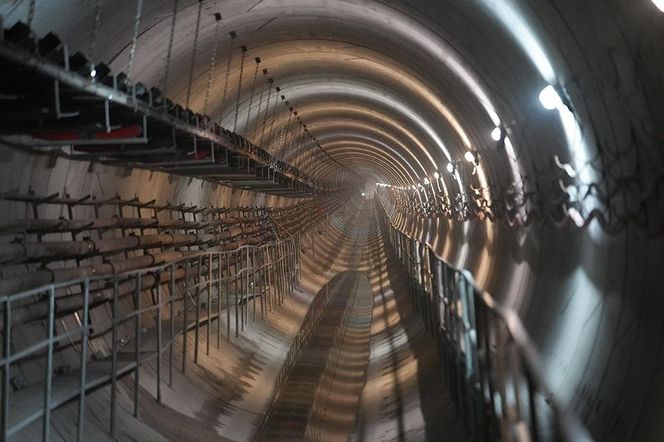 Metro w Warszawie już wozi pasażerów, ale wciąż są drążone nowe linie